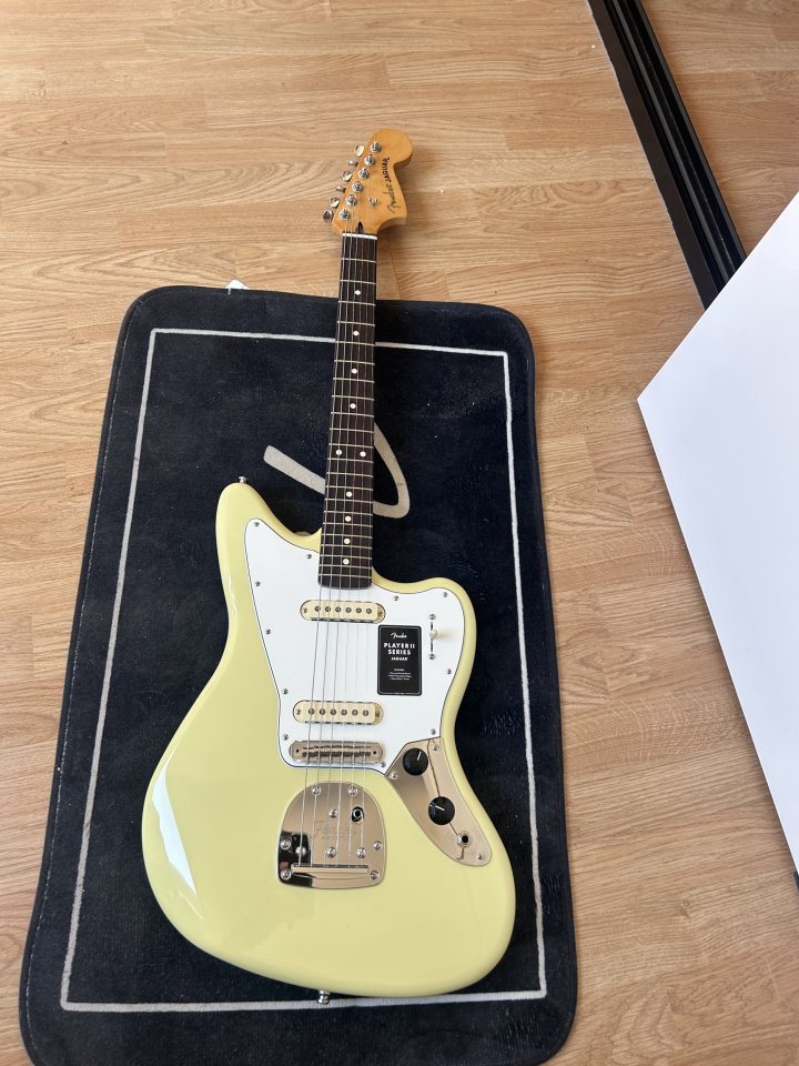 FENDER PLAYER II JAGUAR, ROSEWOOD Fingerboard, Hialeah Yellow ((NUEVA))
