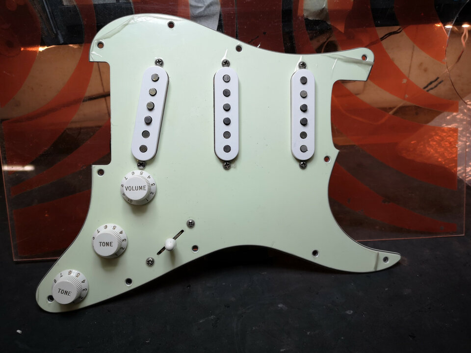 Vendido.... Golpeador Fender Custom Shop Texas Special  Precableado Strato SSS  .usa
