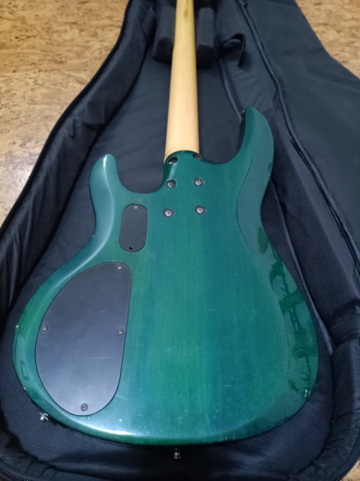 Bajo eléctrico activo LTD B-154 verde