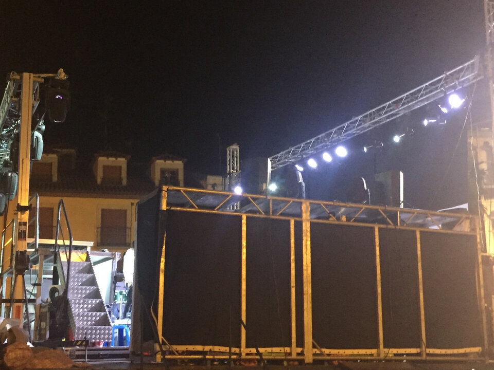 Alquilo/Vendo-Tarimas o camerinos altura 2 x 2 x 1,20 Aluminio