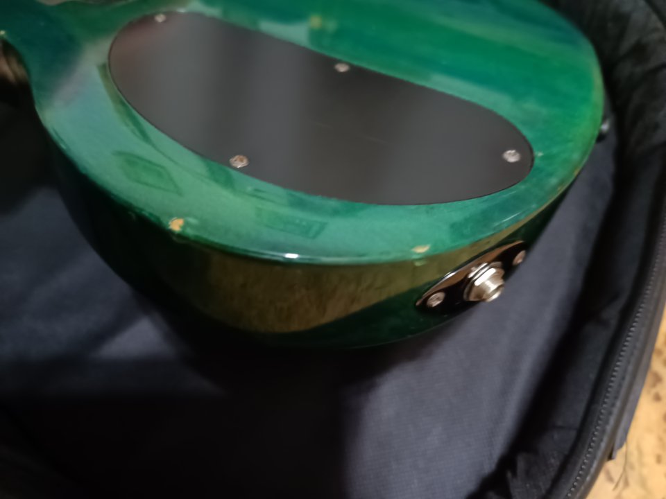 Bajo eléctrico activo LTD B-154 verde