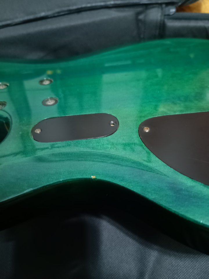 Bajo eléctrico activo LTD B-154 verde