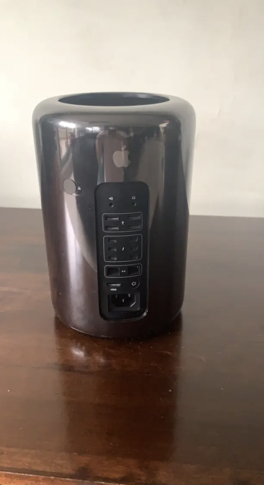 Apple Mac Pro 6.1 Año 2018 3.9 GHz Para Reparar! de segunda mano · Foto 1 de 4 · Madrid · 450 €