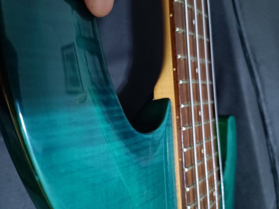 Bajo eléctrico activo LTD B-154 verde