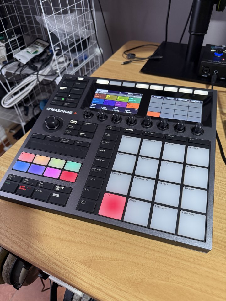 Native Instruments Maschine Plus de segunda mano · Foto 1 de 10 · Badajoz · 400 €