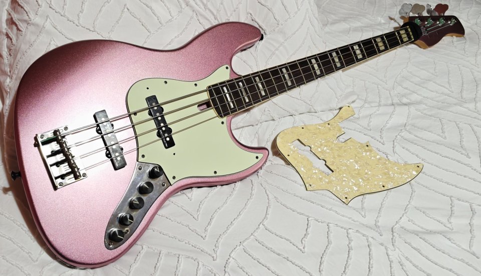 Sire Marcus Miller V7 Burgundy con muchos extras