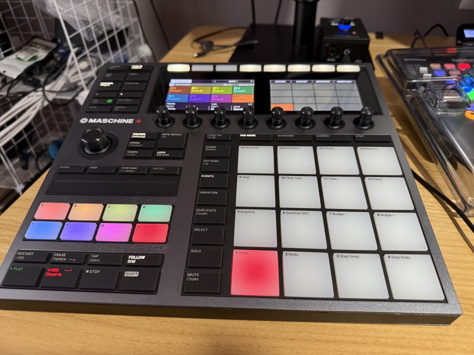 Native Instruments Maschine Plus de segunda mano · Foto 2 de 10 · Badajoz · 400 €