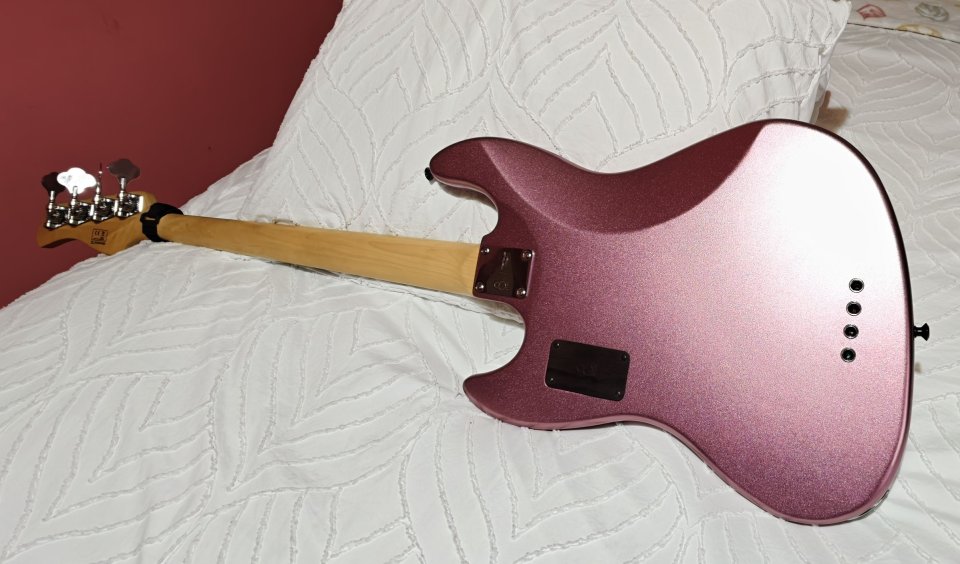 Sire Marcus Miller V7 Burgundy con muchos extras