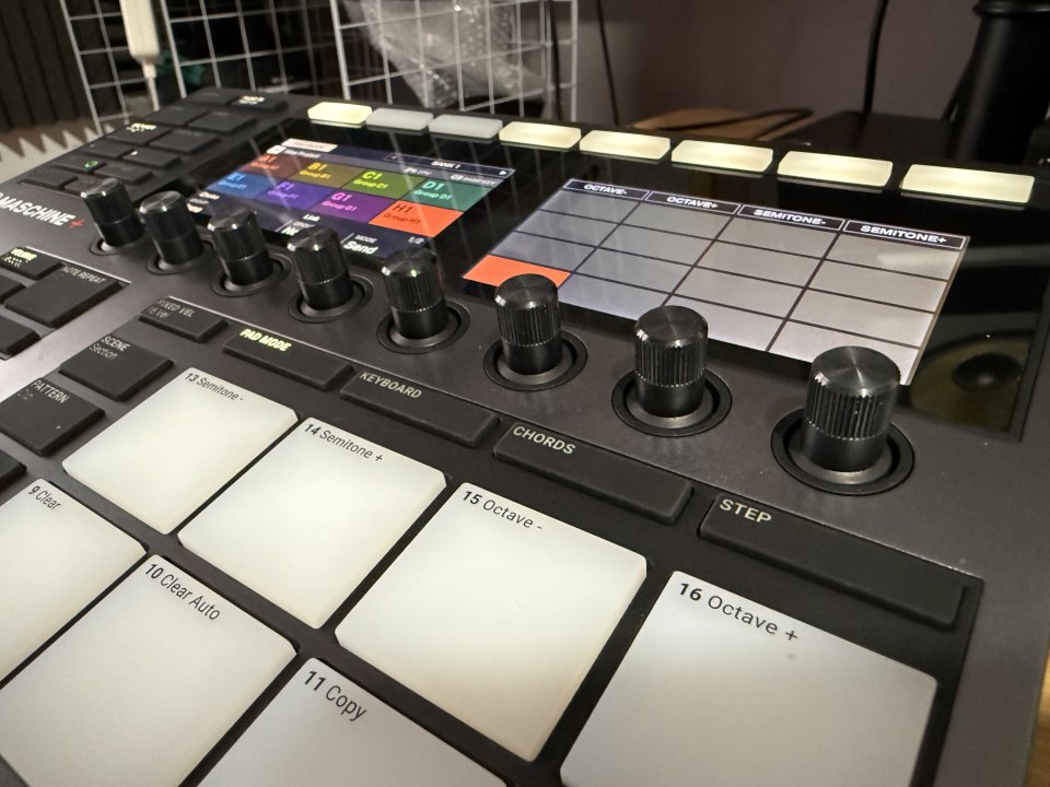 Native Instruments Maschine Plus de segunda mano · Foto 3 de 10 · Badajoz · 400 €