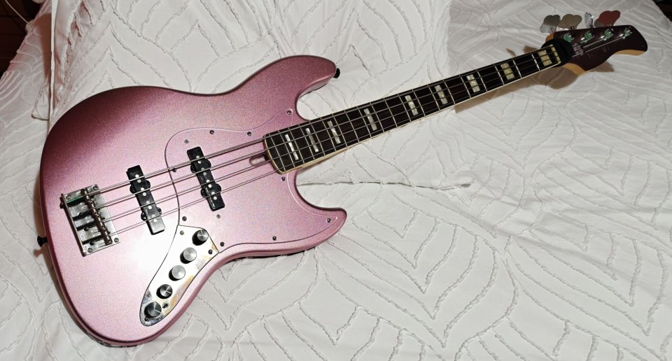 Sire Marcus Miller V7 Burgundy con muchos extras