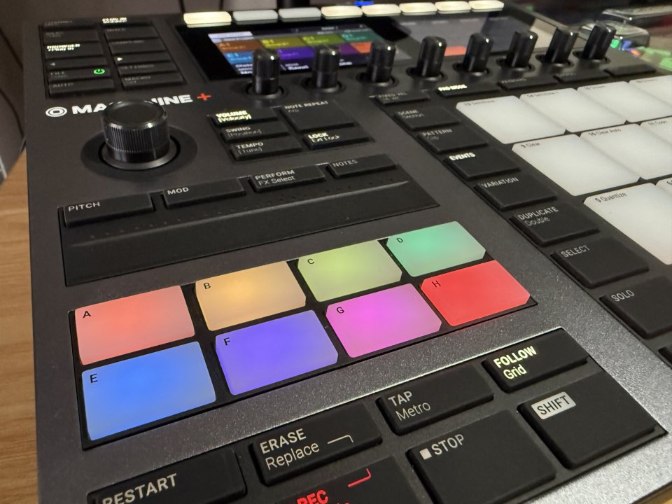 Native Instruments Maschine Plus de segunda mano · Foto 5 de 10 · Badajoz · 400 €