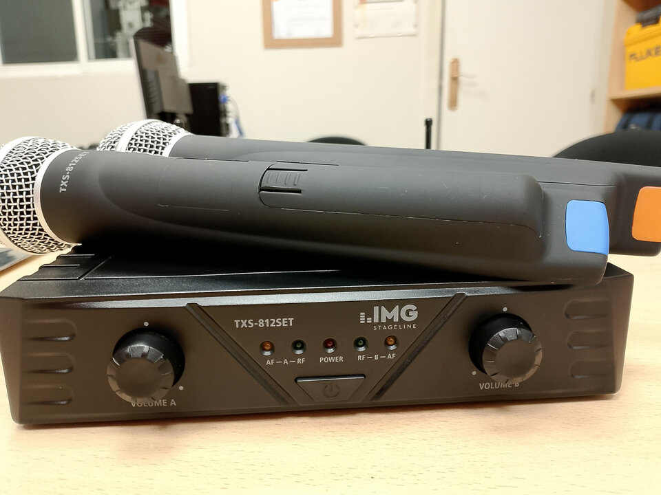 Microfonía inalámbrica doble - receptor 2 canales + 2 micrófonos de mano