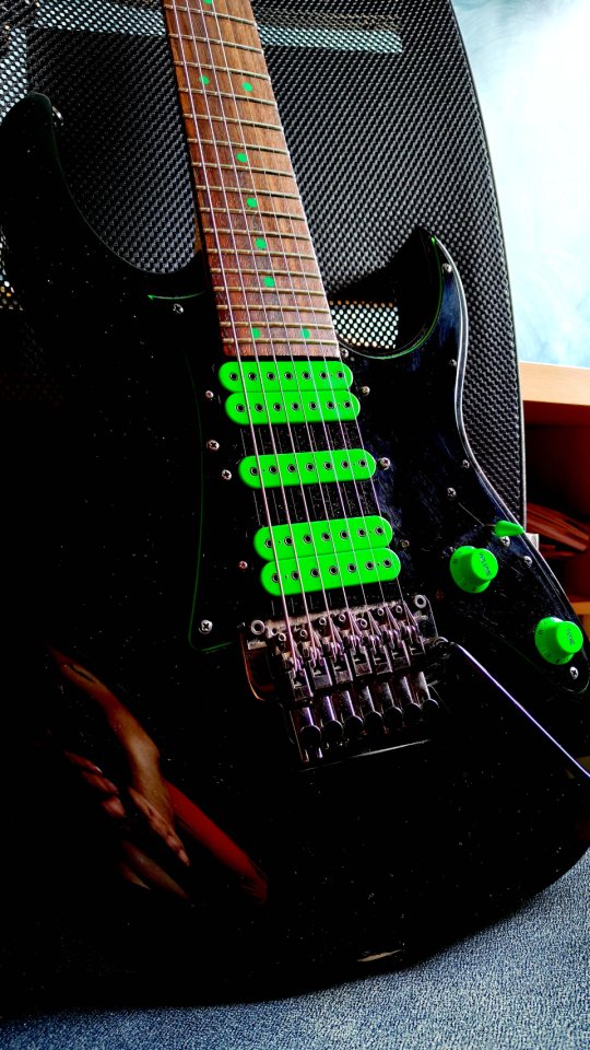 /cambio Ibanez Universe Green Dot UV70P
