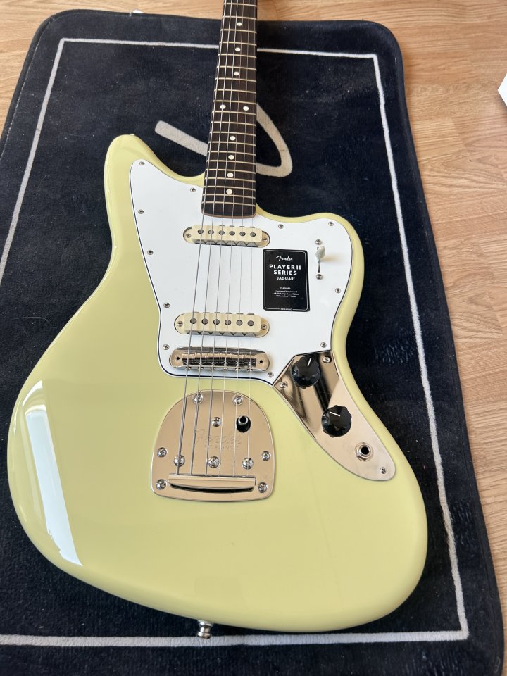 FENDER PLAYER II JAGUAR, ROSEWOOD Fingerboard, Hialeah Yellow ((NUEVA))
