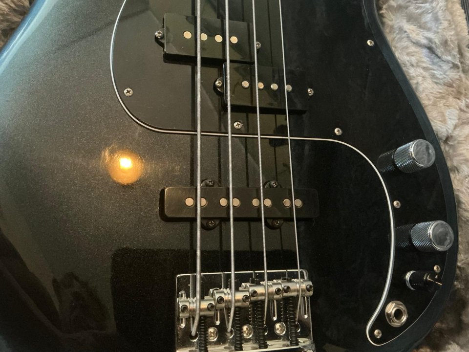 Fender American Professional II Precision Bass RW Dark Night, modificación a PJ de segunda mano · Foto 2 de 8 · Zaragoza · 1850 €