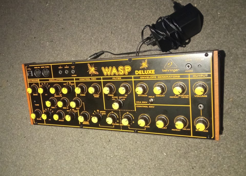 Behringer Wasp Deluxe + orejas rack
