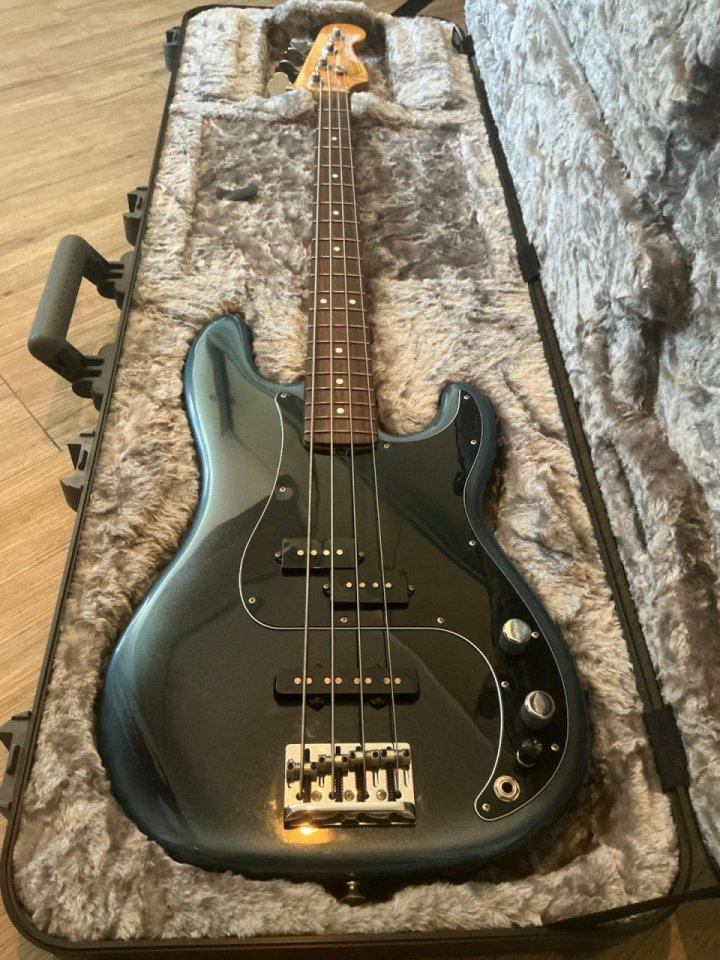 Fender American Professional II Precision Bass RW Dark Night, modificación a PJ de segunda mano · Foto 1 de 8 · Zaragoza · 1850 €