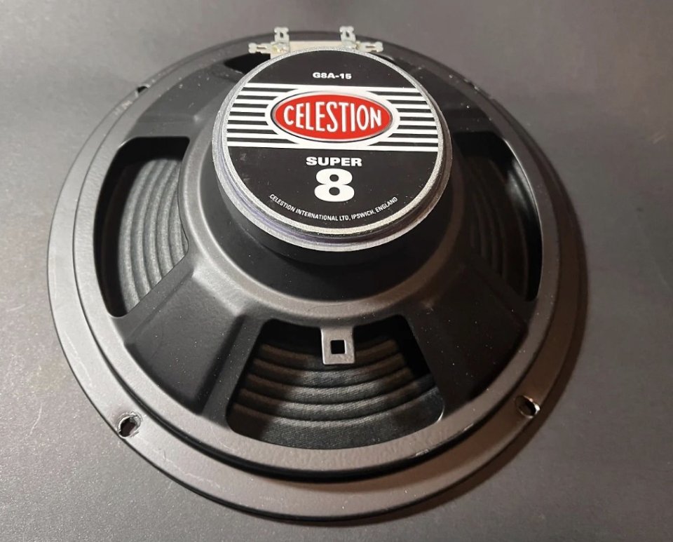 altavoz de 8" Celestion súper 8 de 15W a 8Ohms.