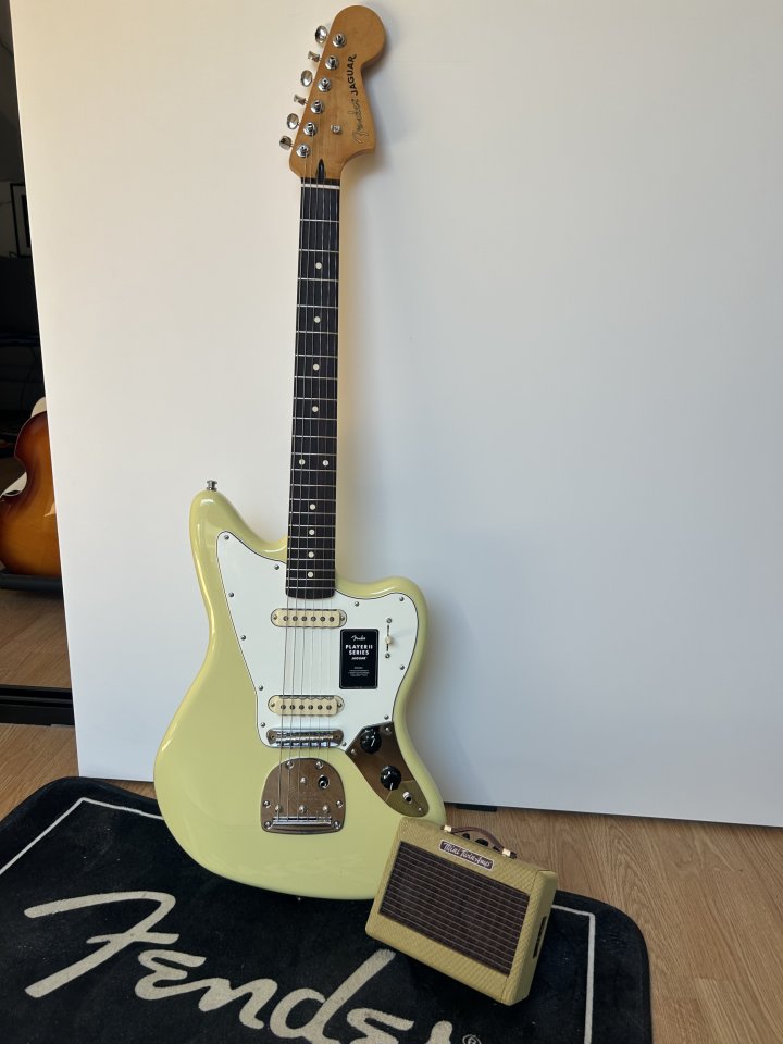 FENDER PLAYER II JAGUAR, ROSEWOOD Fingerboard, Hialeah Yellow ((NUEVA))