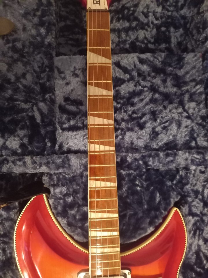 Rickenbacker 381/V69 Fireglo (2014) de segunda mano · Foto 6 de 10 · Valencia · 4600 €