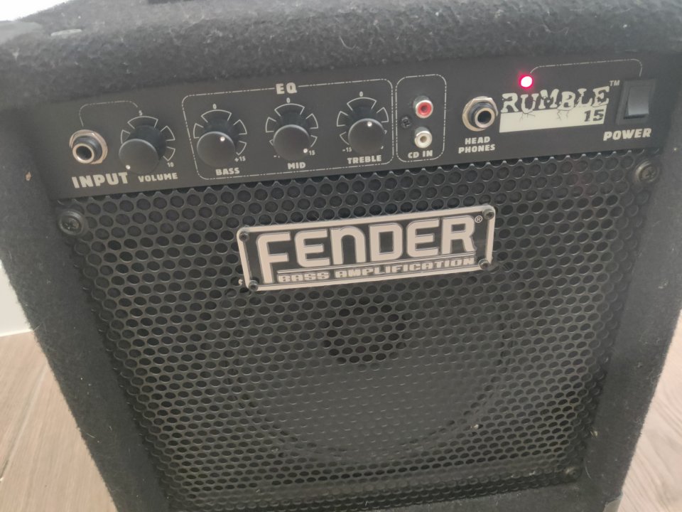 Amplificador Bajo Fender Rumble 15. Estado 10/10 de segunda mano · Foto 3 de 3 · Madrid · 150 €