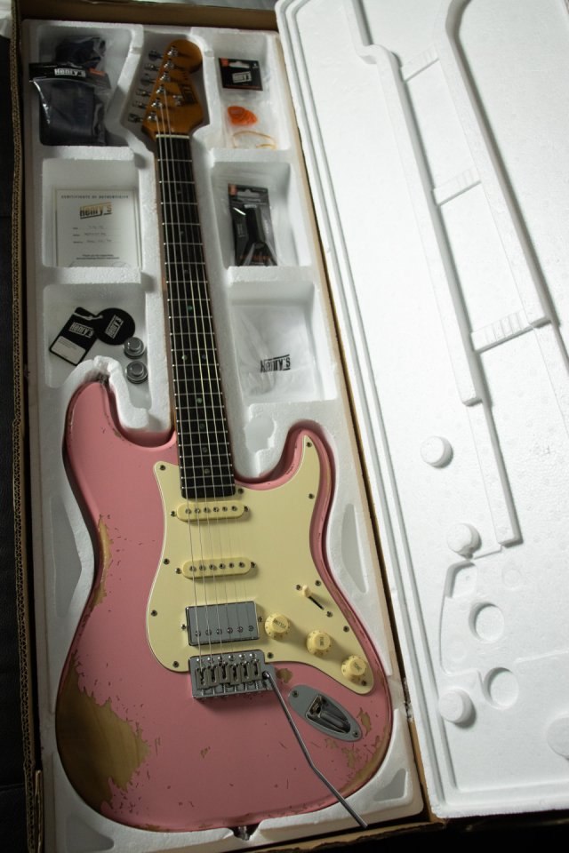 Henry's Electric Guitar Snake ST-1 Boa - Pink Relic de segunda mano · Foto 10 de 10 · Ourense · 590 €