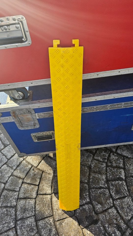 Lote 35 cubrecables pasacables para eventos. 1m de segunda mano · Foto 1 de 2 · Cantabria · 275 €