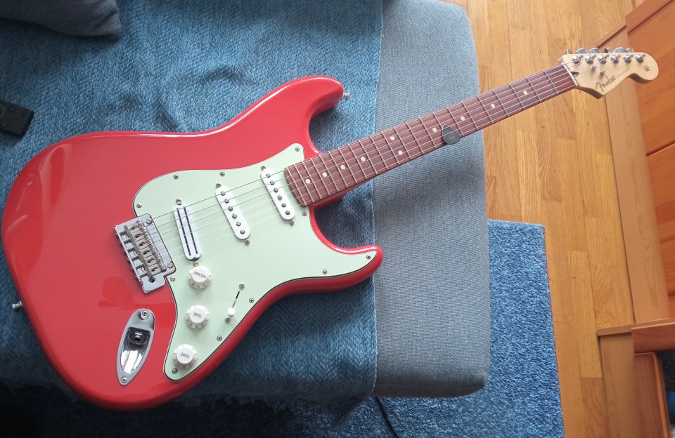 Fender Player Stratocaster Limited Edition Fiesta Red de segunda mano · Foto 1 de 10 · Pontevedra