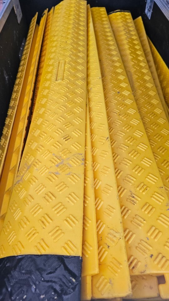 Lote 35 cubrecables pasacables para eventos. 1m de segunda mano · Foto 2 de 2 · Cantabria · 275 €
