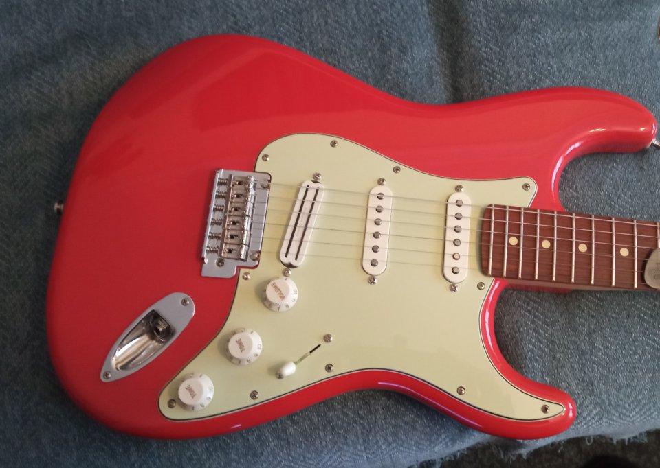 Fender Player Stratocaster Limited Edition Fiesta Red de segunda mano · Foto 2 de 10 · Pontevedra