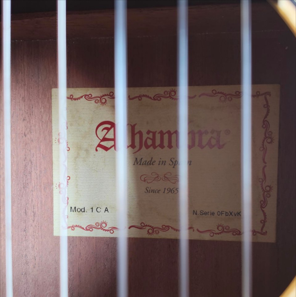 Guitarra Alhambra 1 C A + Funda + Afinador de segunda mano · Foto 2 de 4 · Burgos · 280 €