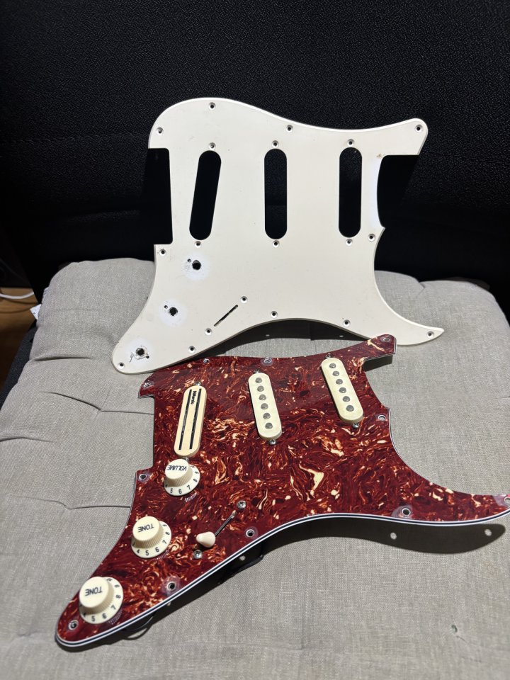 Golpeador Fender Stratocaster con pastillas y electronica
