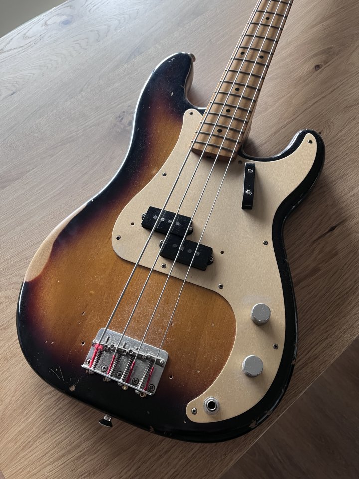 Fender PRECISION BASS VINTERA 50s ROAD WORN de segunda mano · Foto 1 de 3 · Barcelona · 1200 €