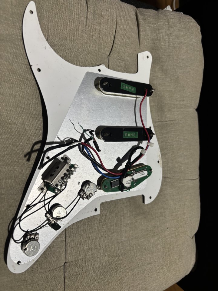 Golpeador Fender Stratocaster con pastillas y electronica