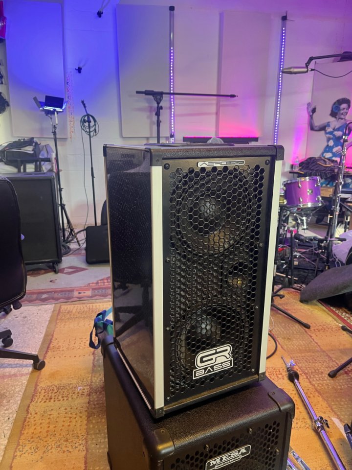 Pantalla de bajo GR Bass AT 208