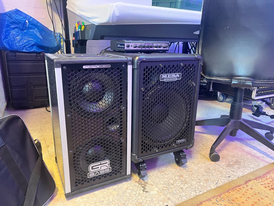 Pantalla de bajo GR Bass AT 208