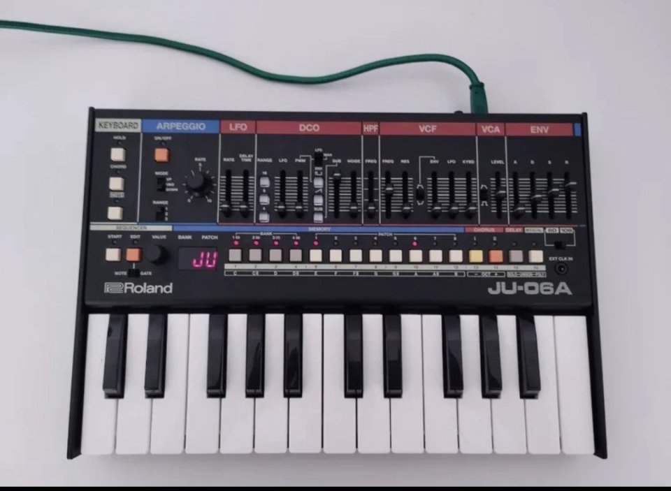 Roland JU-06A + teclado K-25M