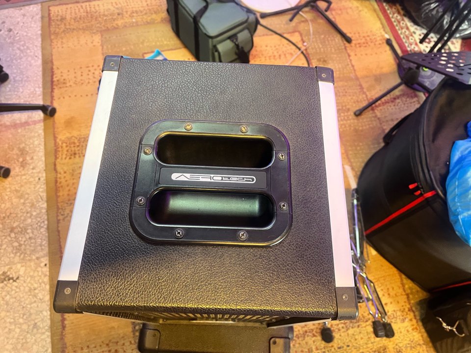 Pantalla de bajo GR Bass AT 208