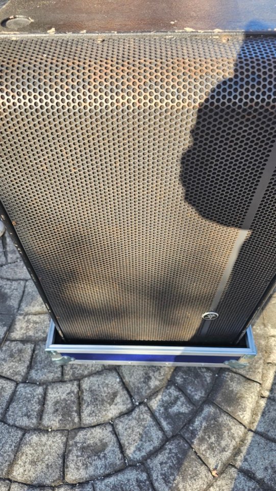 Mackie HD1521 + HD1801 PA profesional con flightcases de segunda mano · Foto 1 de 4 · Cantabria · 550 €