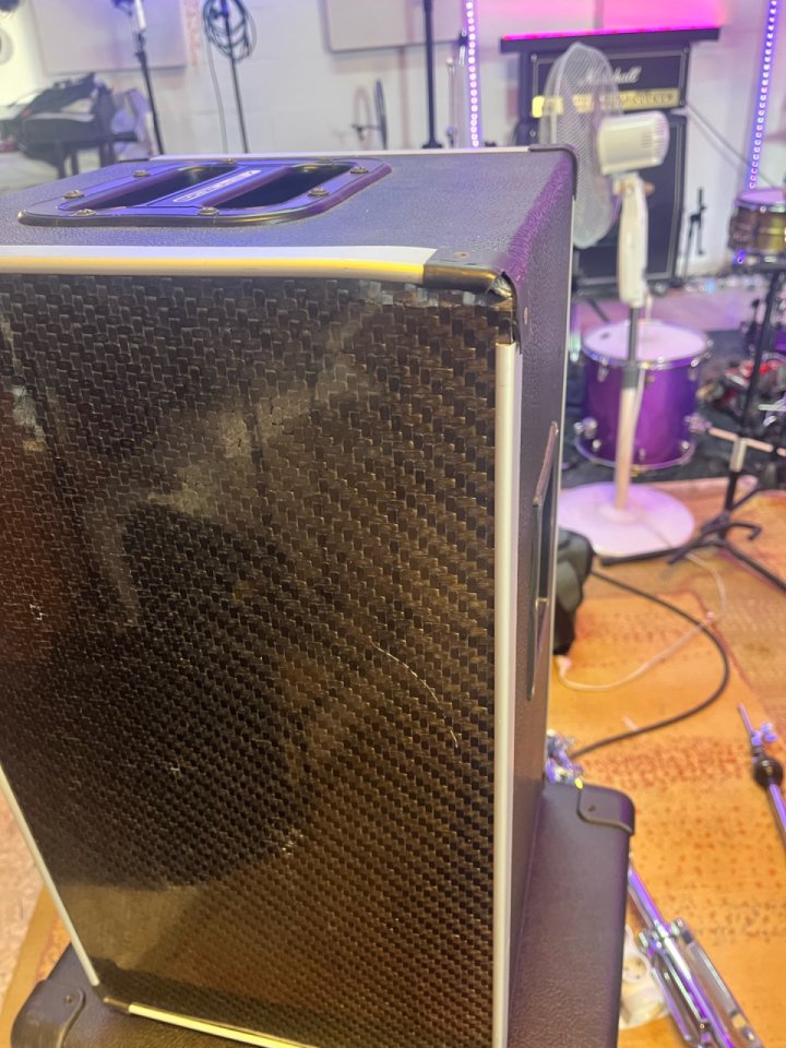 Pantalla de bajo GR Bass AT 208