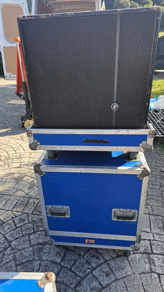 Mackie HD1521 + HD1801 PA profesional con flightcases de segunda mano · Foto 2 de 4 · Cantabria · 550 €