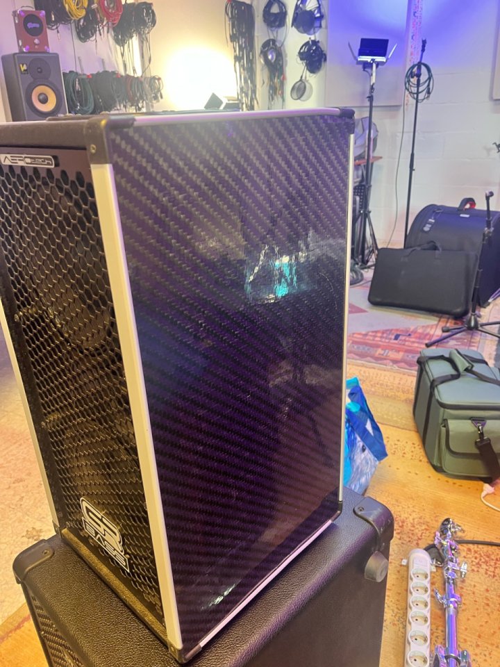 Pantalla de bajo GR Bass AT 208