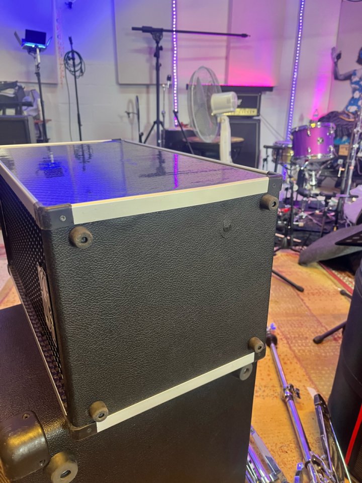 Pantalla de bajo GR Bass AT 208