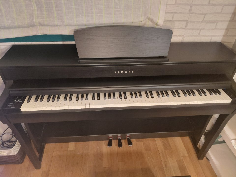 Yamaha Clavinova CLP-735 Negro Mate + Banqueta (Comprado en 2024) de segunda mano · Foto 1 de 4 · Madrid · 1490 €