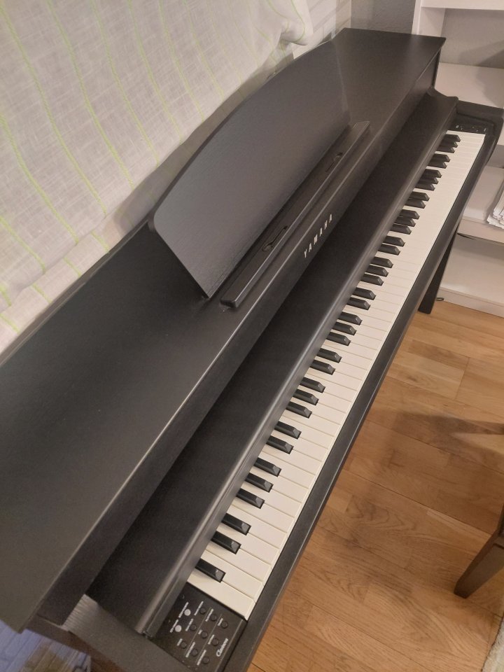 Yamaha Clavinova CLP-735 Negro Mate + Banqueta (Comprado en 2024) de segunda mano · Foto 2 de 4 · Madrid · 1490 €