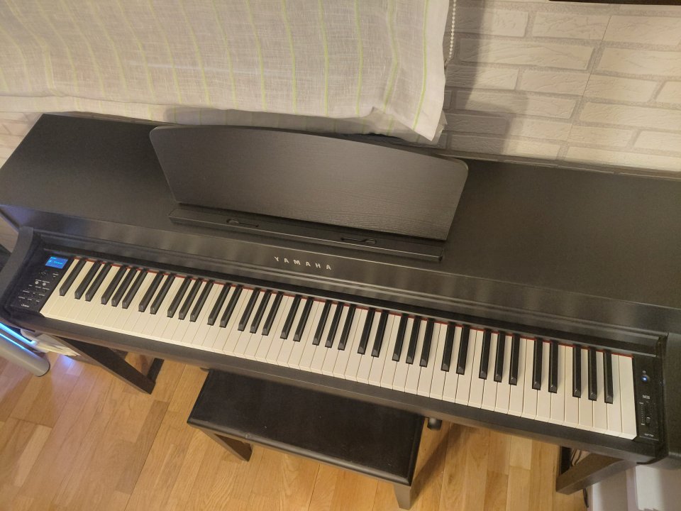Yamaha Clavinova CLP-735 Negro Mate + Banqueta (Comprado en 2024) de segunda mano · Foto 3 de 4 · Madrid · 1490 €