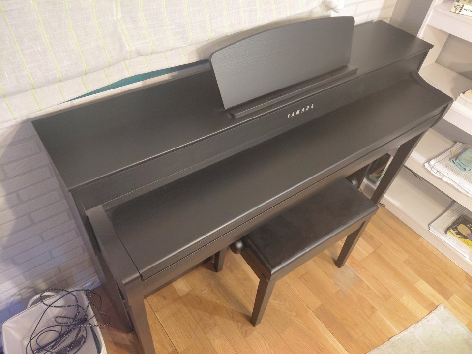 Yamaha Clavinova CLP-735 Negro Mate + Banqueta (Comprado en 2024) de segunda mano · Foto 4 de 4 · Madrid · 1490 €