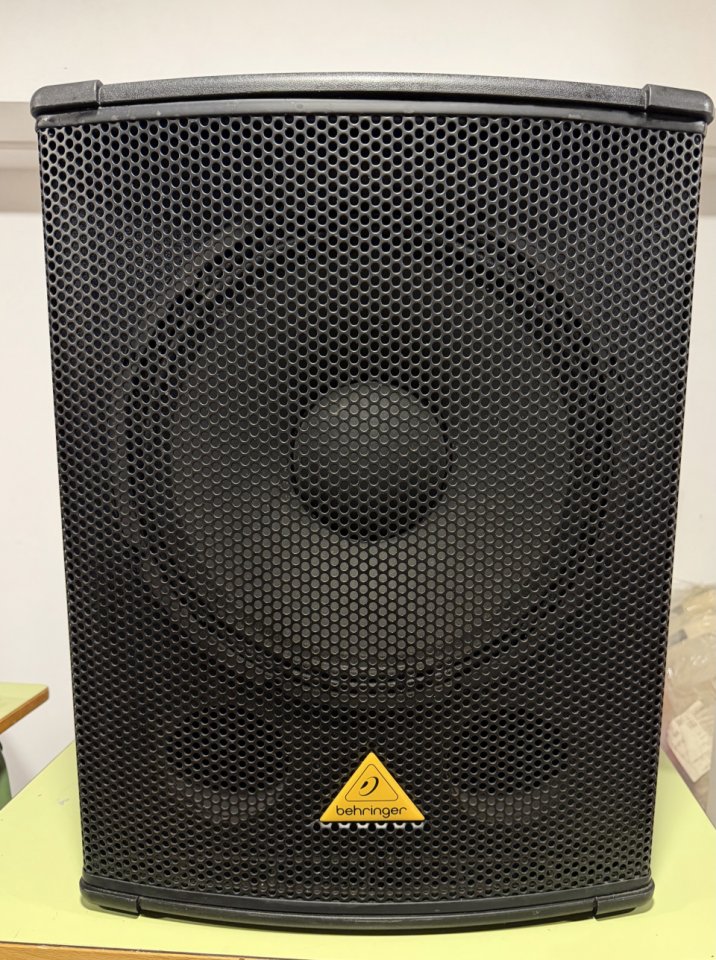 Vendo Subwoofer Behringer B1500D Pro Activo