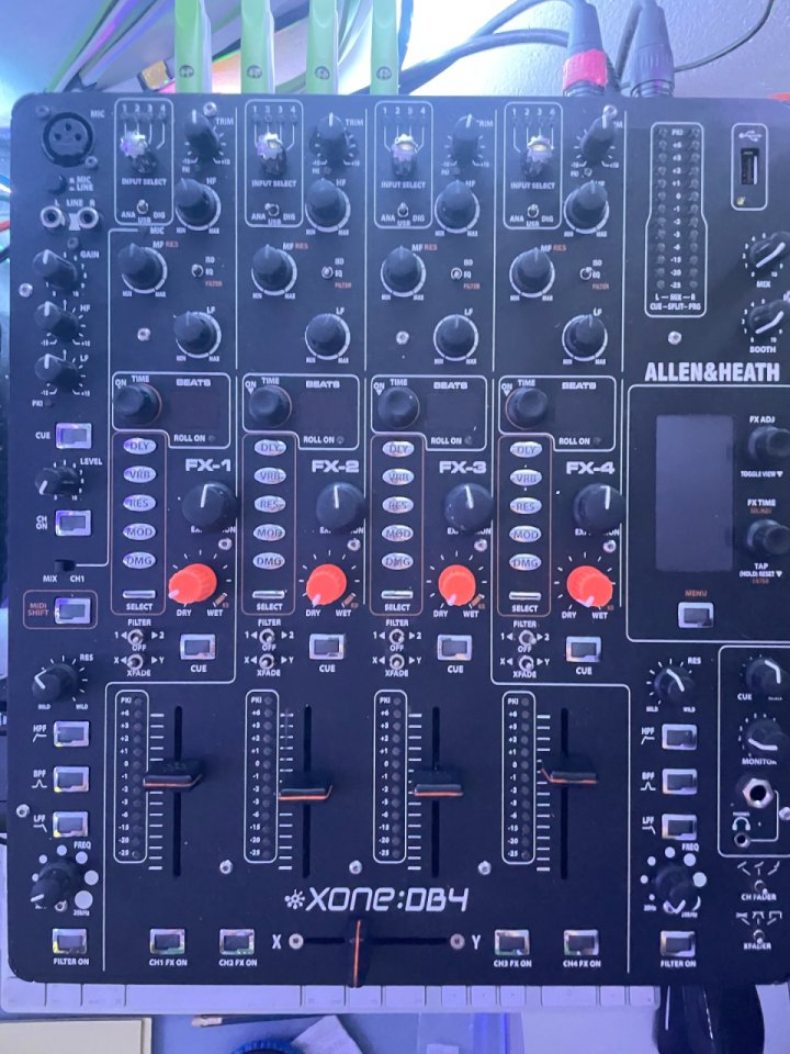 Allen & Heath Xone:DB4 + Mochila Original (Estado Excelente)