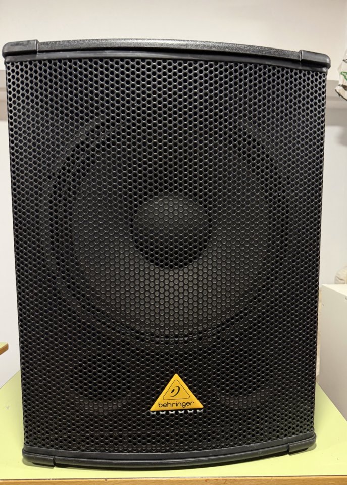 Vendo Subwoofer Behringer B1500D Pro Activo